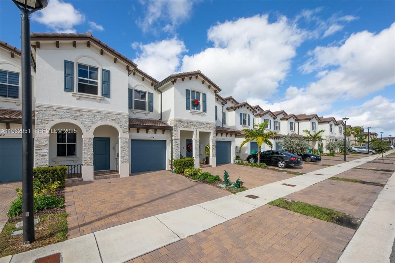 12604 Nw 23rd Pl #0 - Photo 3 of 38