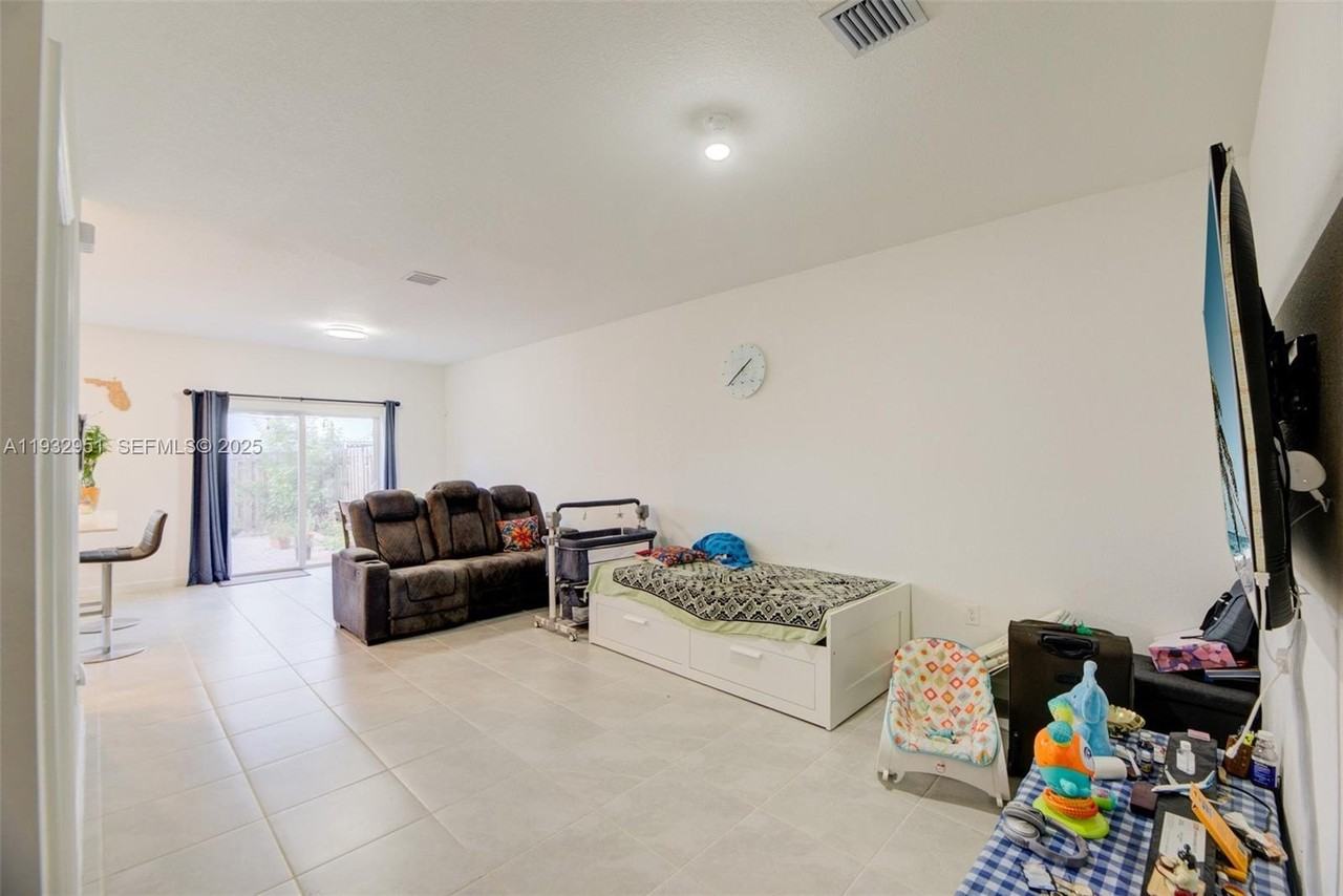 12604 Nw 23rd Pl #0 - Photo 6 of 38