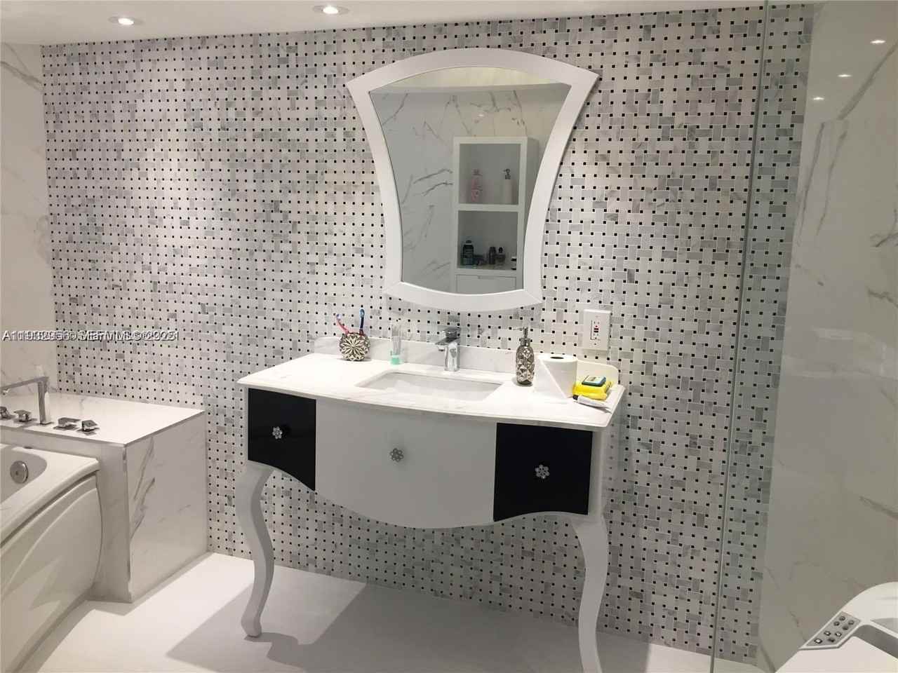 16485 Collins Ave #538 - Photo 7 of 14