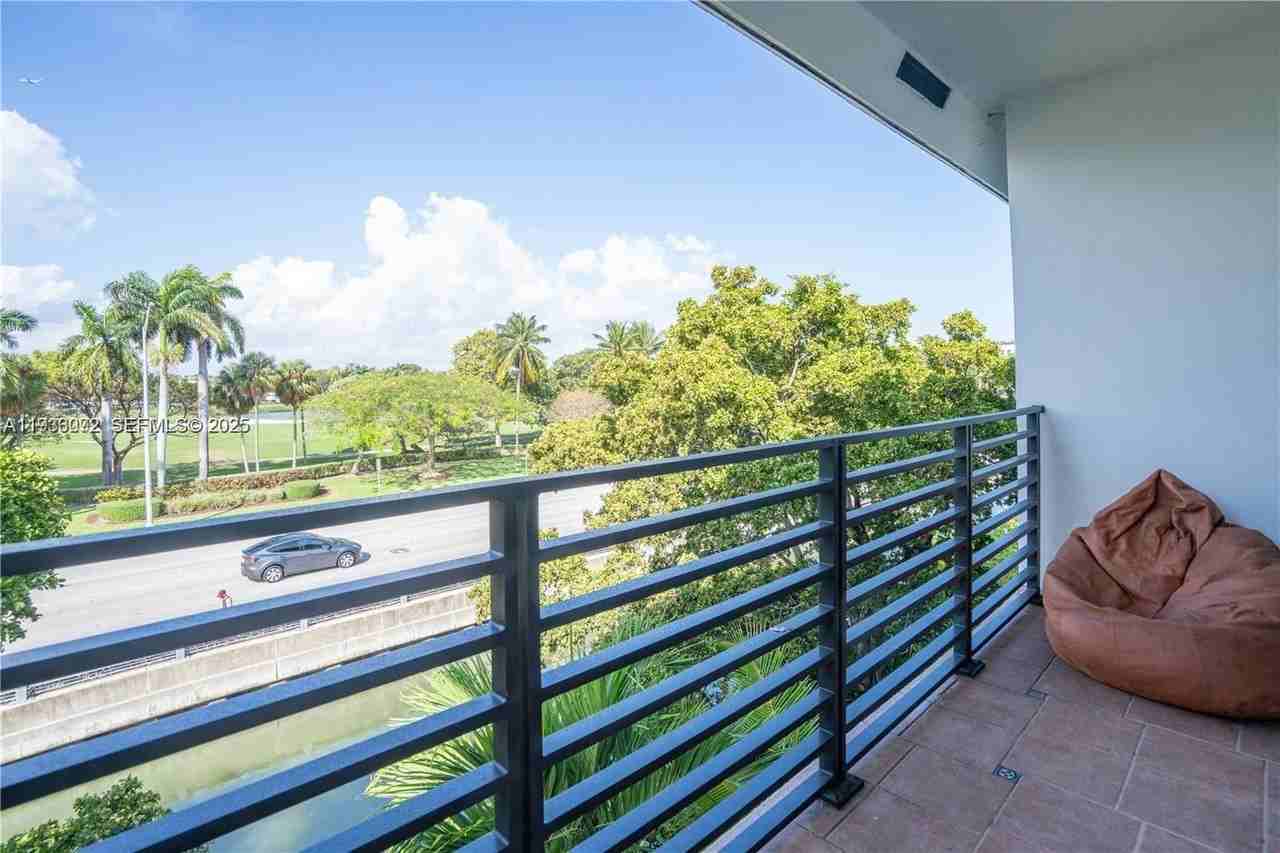 1840 Jefferson Ave #302 - Photo 5 of 24