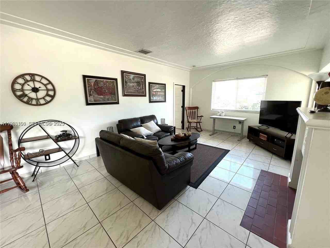 2235 Sw 23rd Ave - Photo 2 of 18