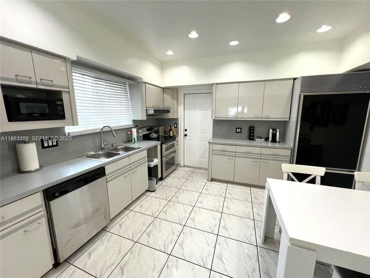 2235 Sw 23rd Ave - Photo 6 of 18