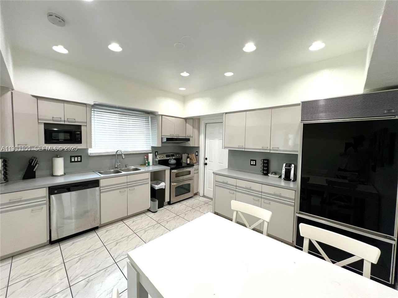 2235 Sw 23rd Ave - Photo 7 of 18