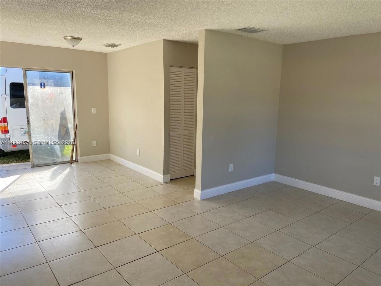 1630 Sw 4th St - Photo 3 of 28