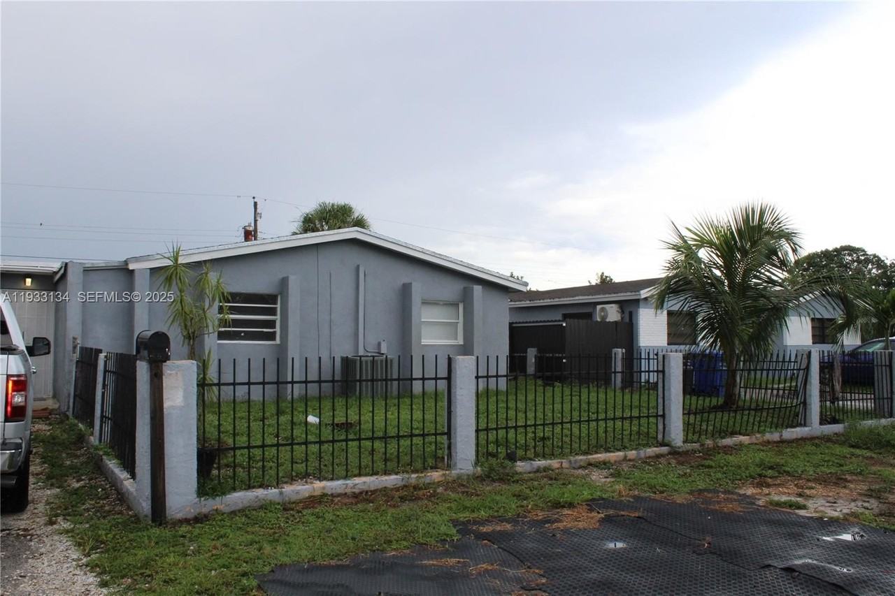 6651 Custer St - Photo 4 of 30