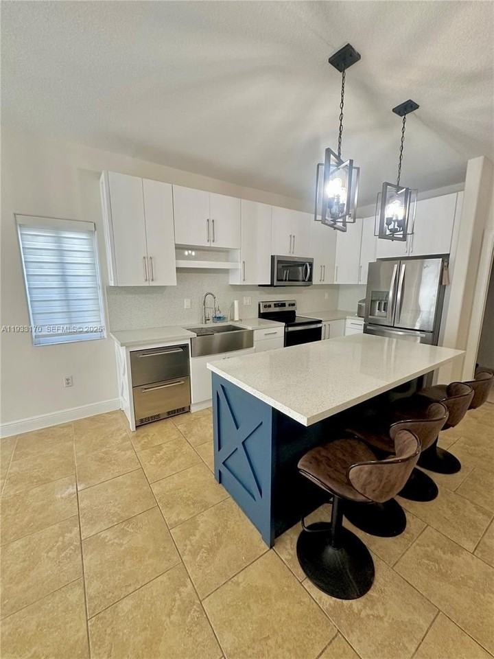 14602 Sw 182nd Ter #0 - Photo 5 of 17