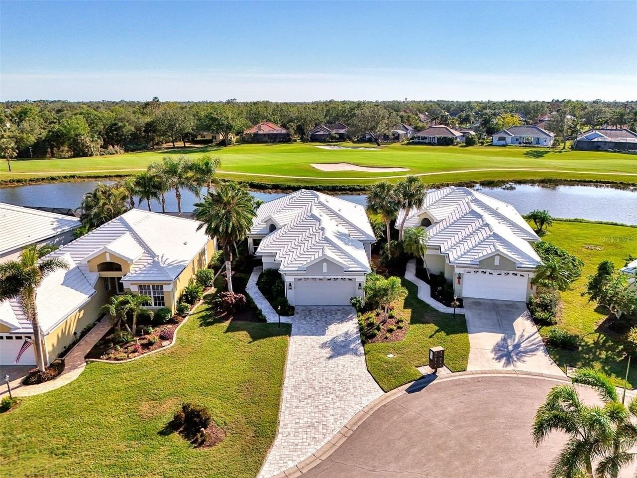 561 Fallbrook Dr - Photo 2 of 50