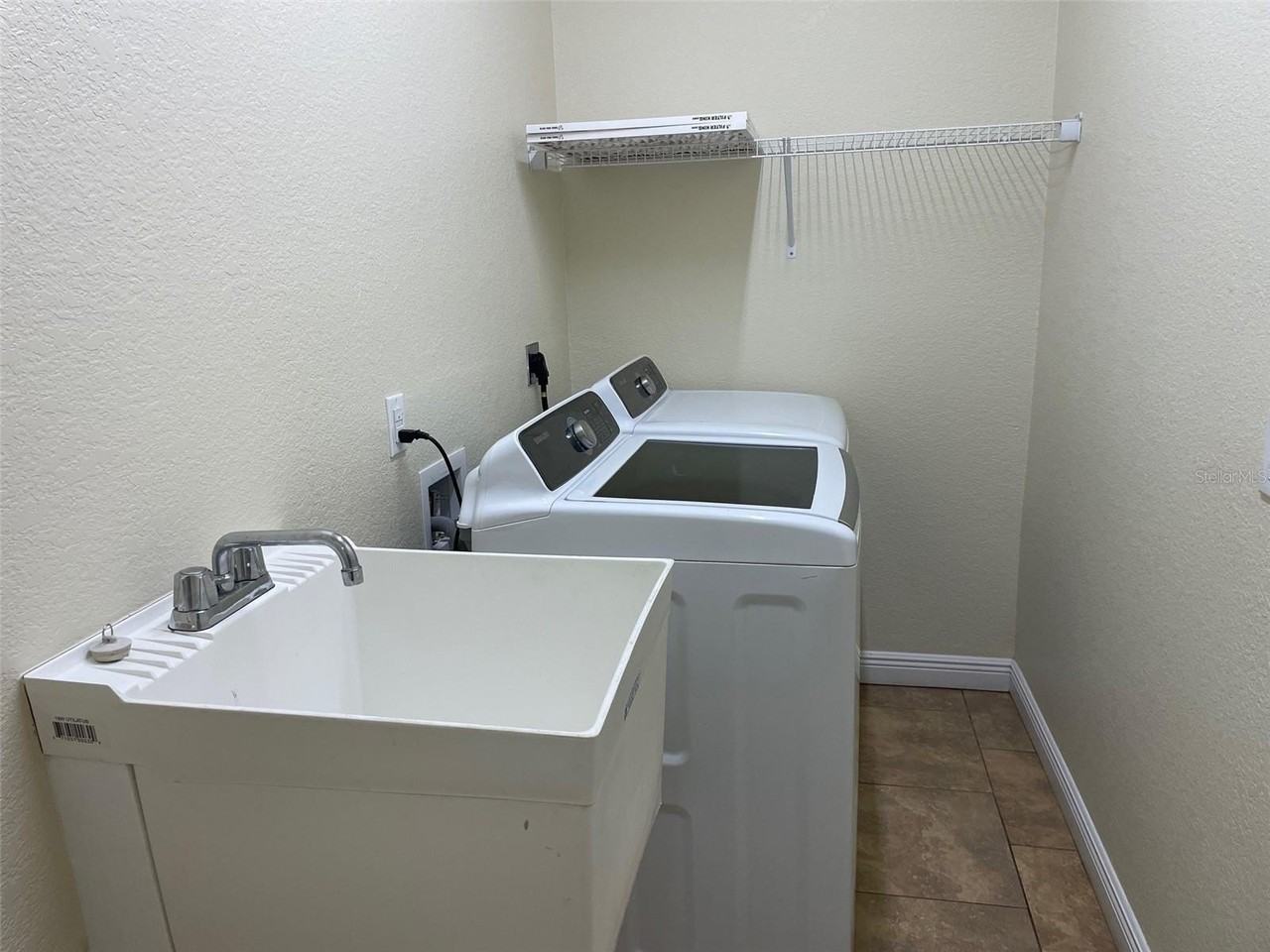 497 Macarthur Dr - Photo 7 of 14