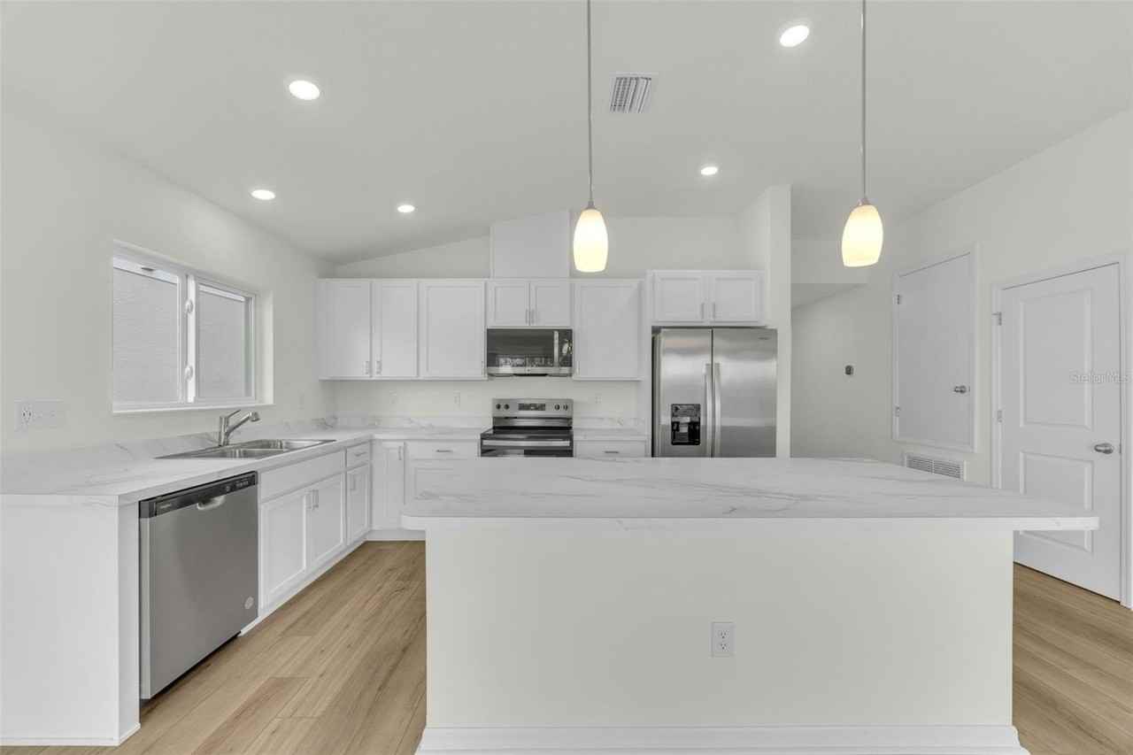 9267 Sandy Bluffs Cir - Photo 3 of 26