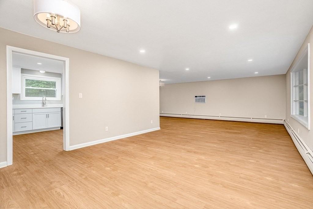 477 Salisbury St - Photo 6 of 42