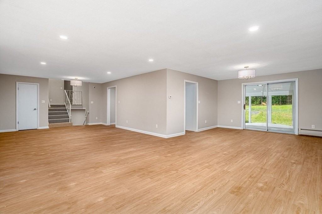 477 Salisbury St - Photo 7 of 42