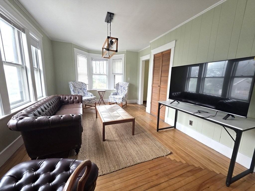 1168 Grafton St - Photo 4 of 15