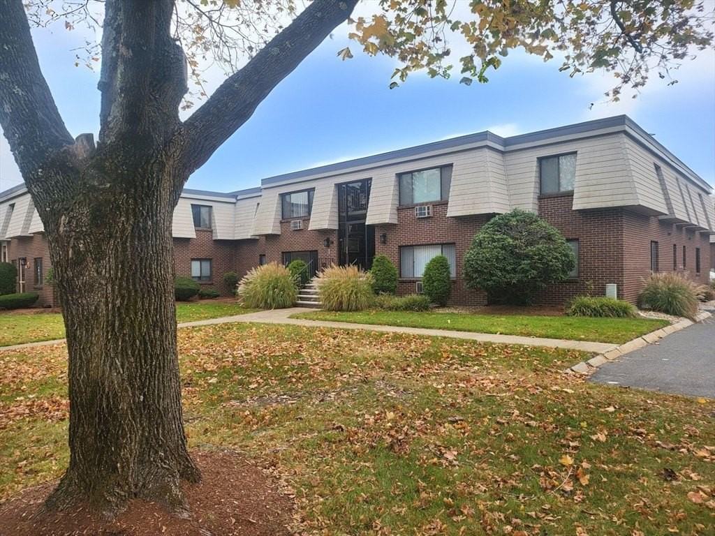 1 Hallmark Gdns Apt 1 #1 - Photo 2 of 14