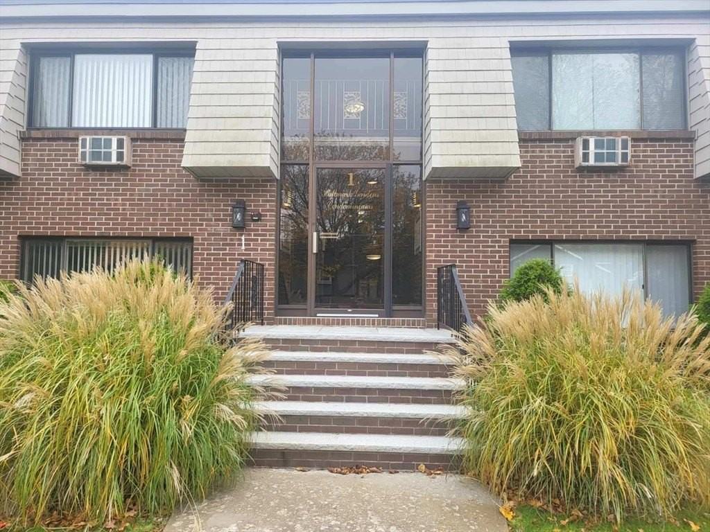 1 Hallmark Gdns Apt 1 #1 - Photo 4 of 14