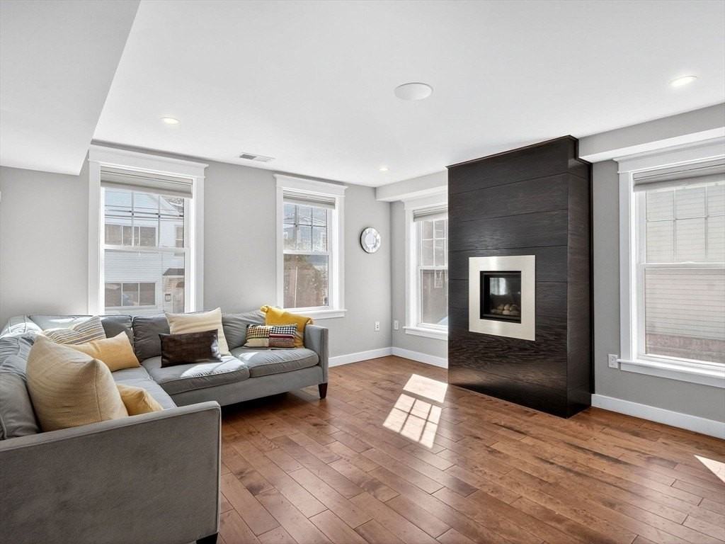 409 Norfolk St - Photo 5 of 31