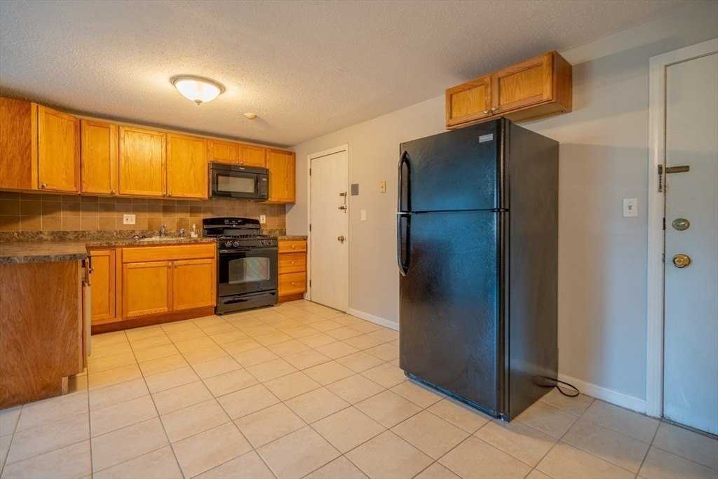 424 Great Rd Apt 4 #4 - Photo 5 of 12