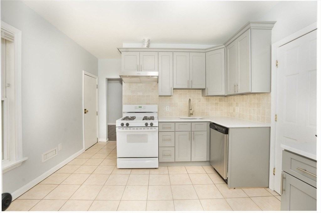 46 Wyllis Ave Unit 2 #2 - Photo 3 of 28