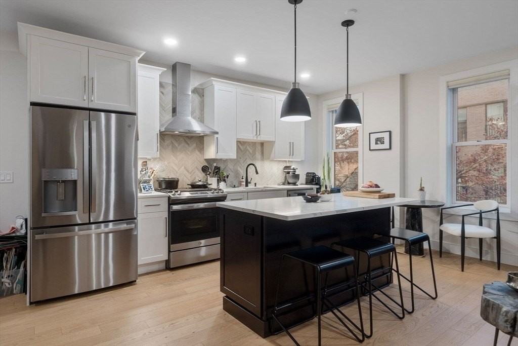 202 Maverick St Unit 301 #301 - Photo 5 of 28