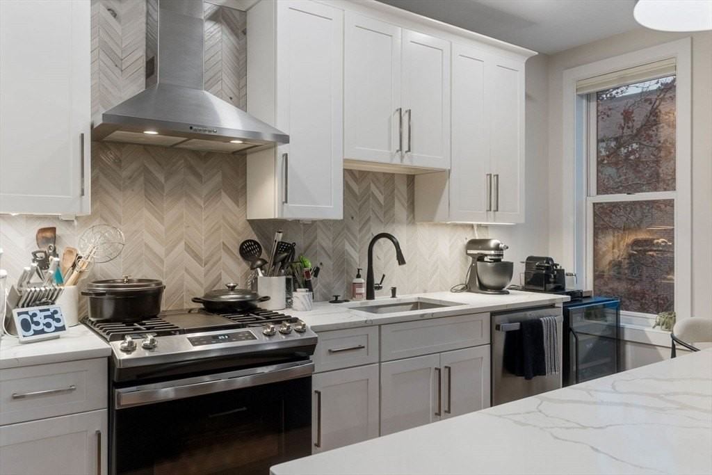 202 Maverick St Unit 301 #301 - Photo 6 of 28