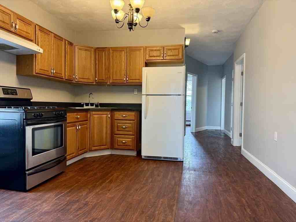 8 Dalton St Apt 3 #3 - Photo 4 of 12