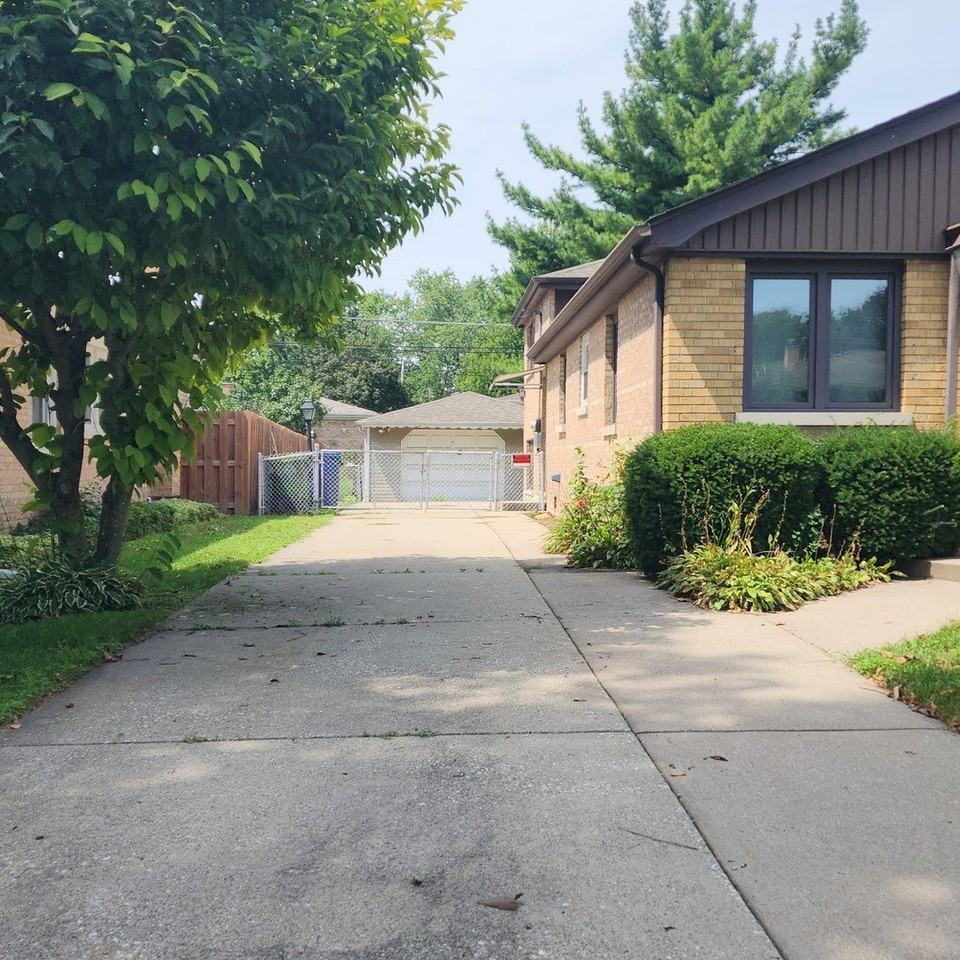 9810 Warren Ave - Photo 2 of 22