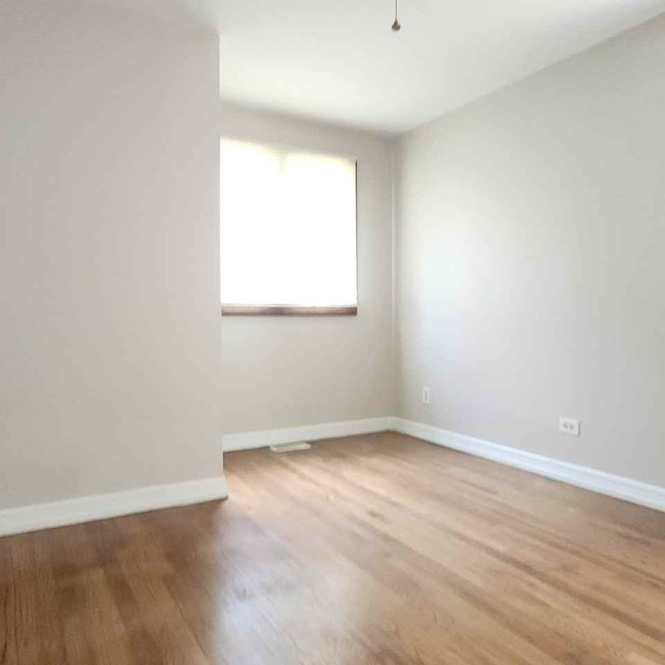 9810 Warren Ave - Photo 5 of 22