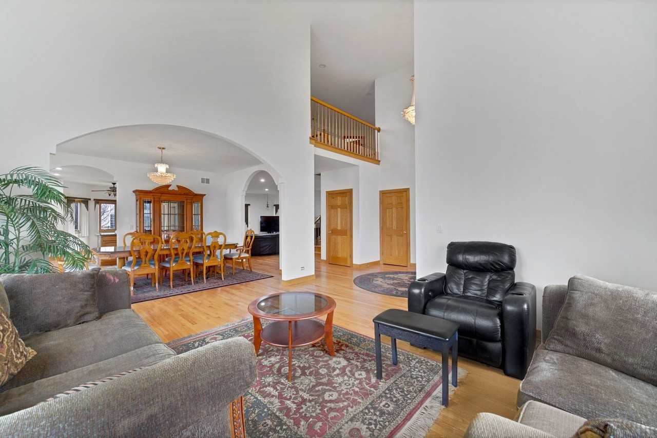 9131 Delphia Ave - Photo 3 of 14