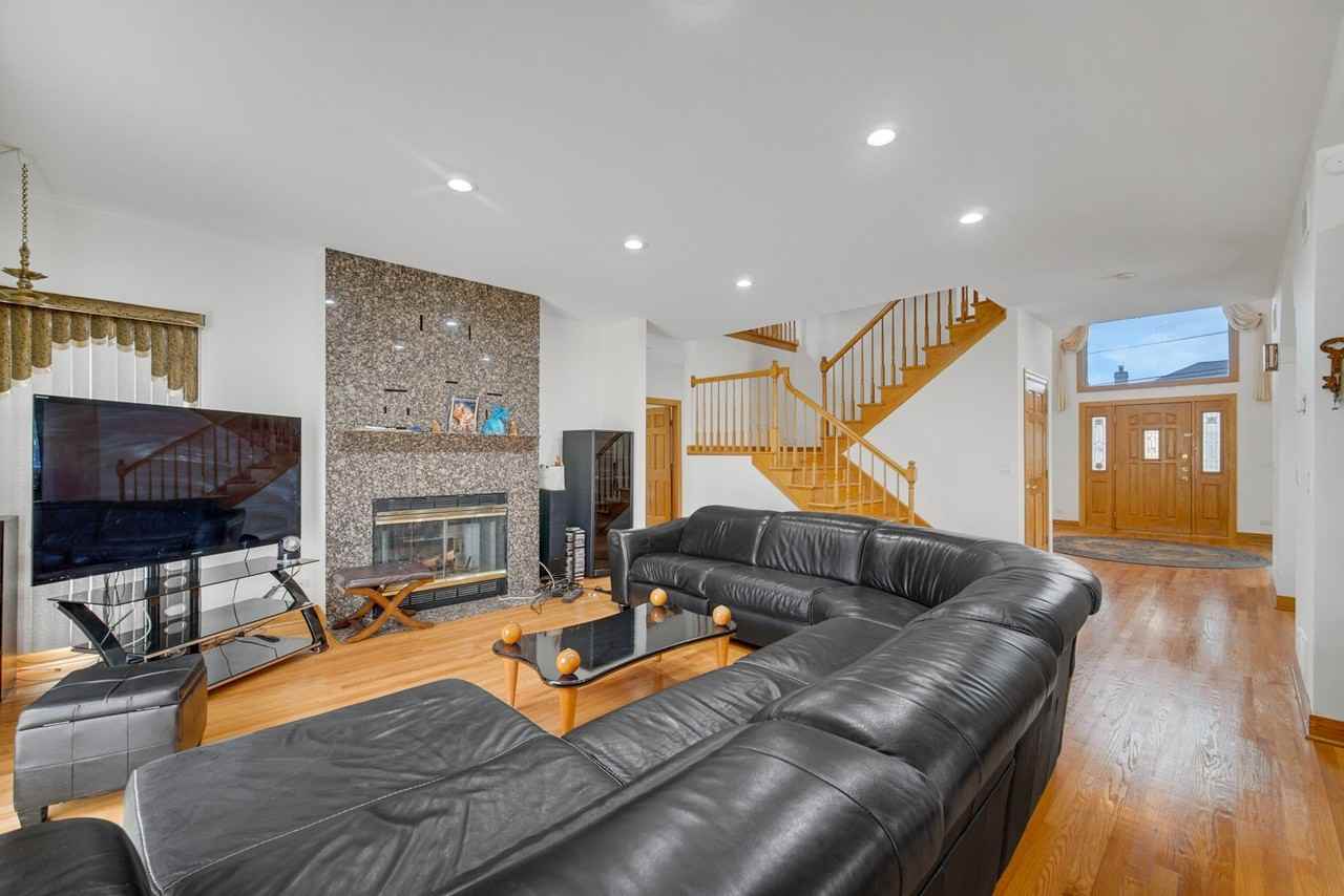 9131 Delphia Ave - Photo 4 of 14