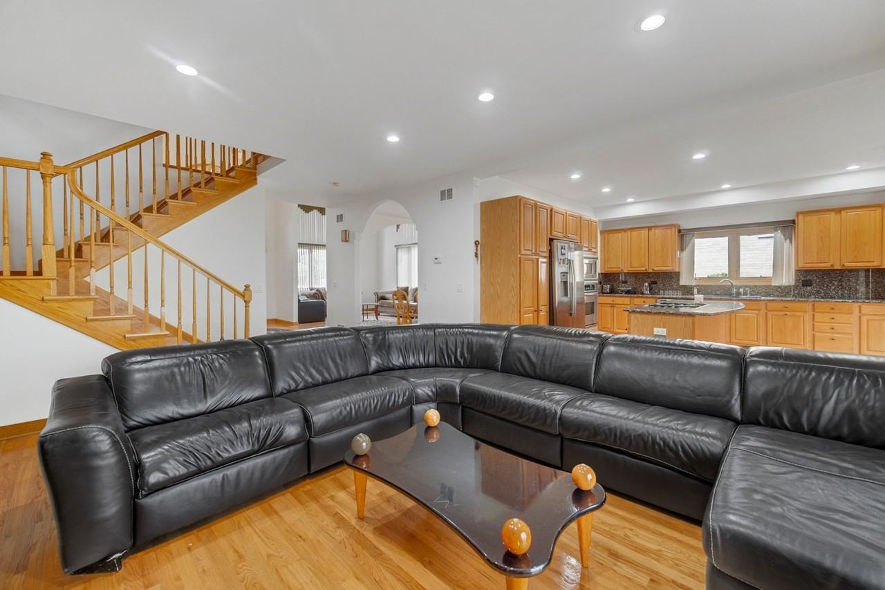 9131 Delphia Ave - Photo 5 of 14