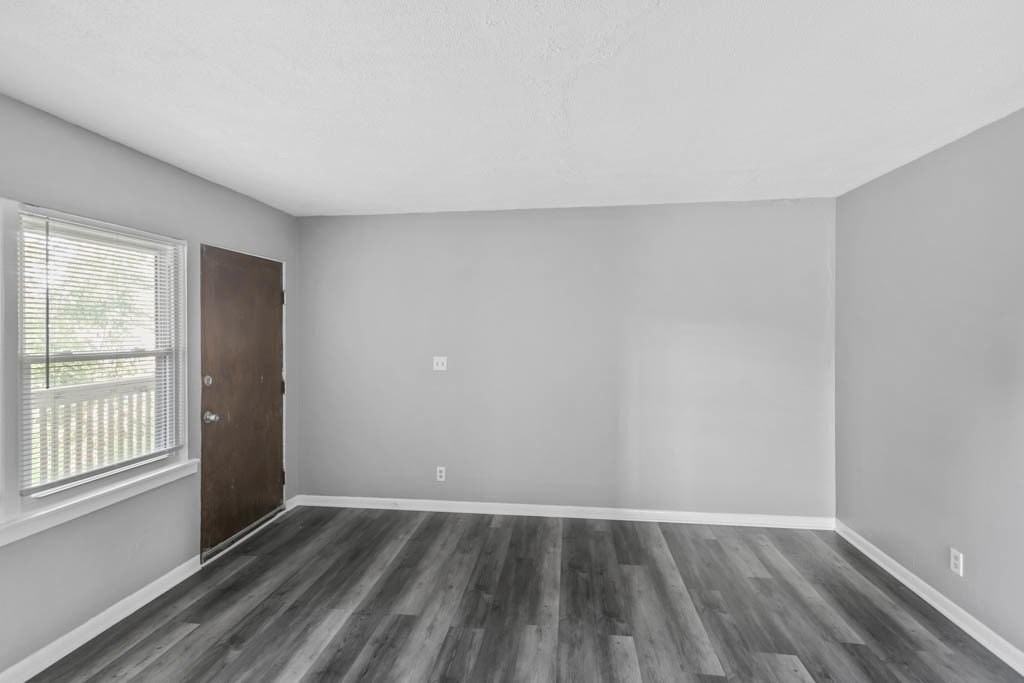 991 Tollview Ave Apt 5 #5 - Photo 2 of 10