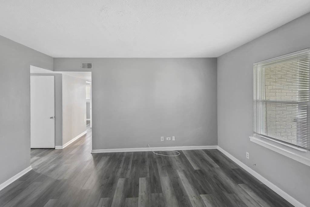 991 Tollview Ave Apt 5 #5 - Photo 3 of 10