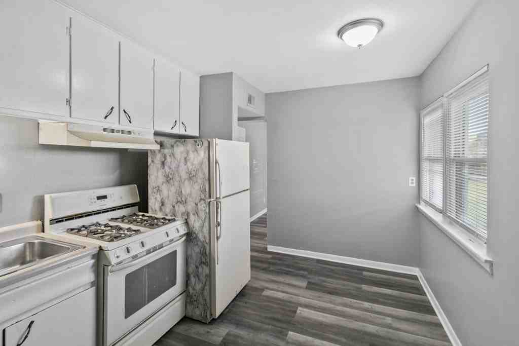 991 Tollview Ave Apt 5 #5 - Photo 5 of 10