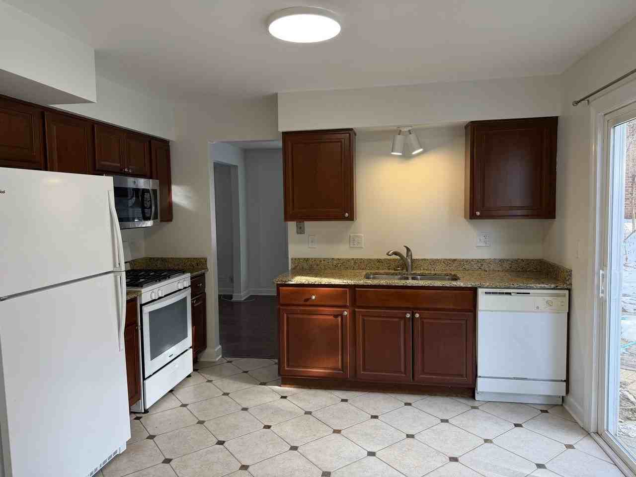 999 Devonshire Ave - Photo 6 of 20