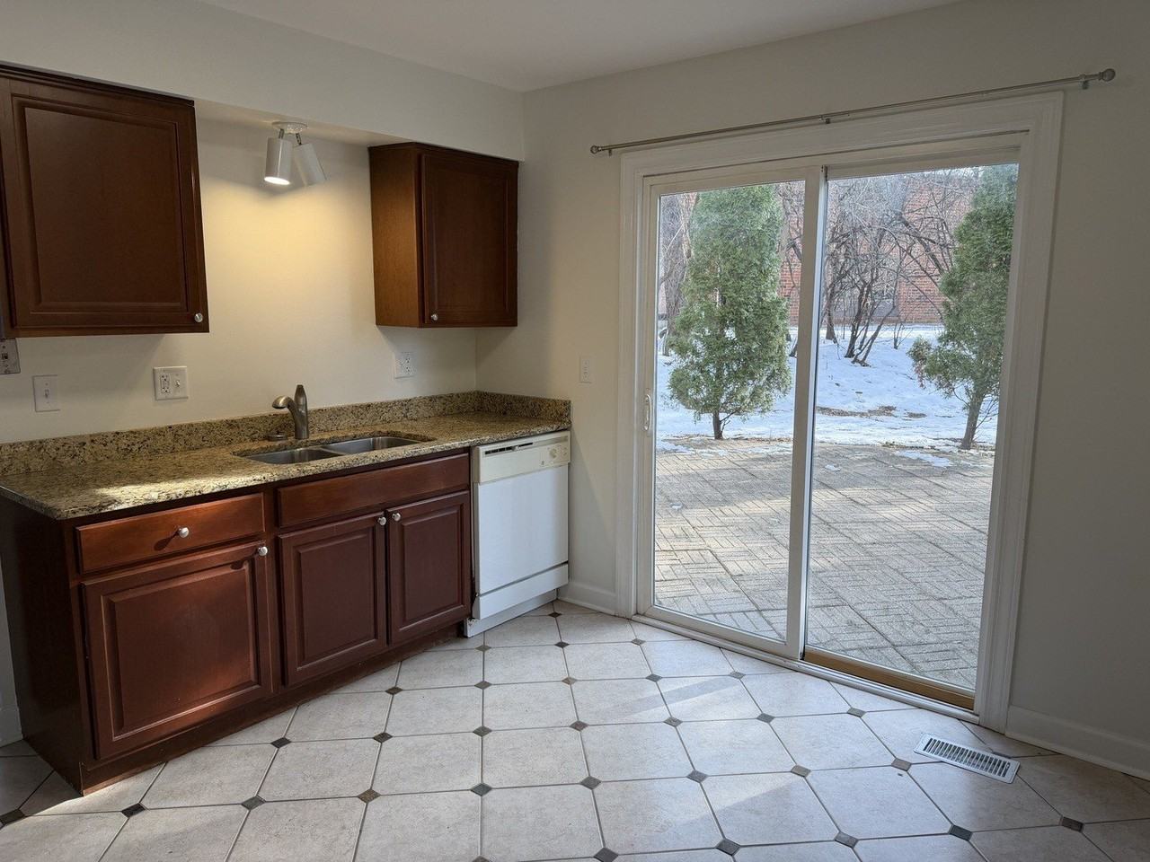 999 Devonshire Ave - Photo 7 of 20