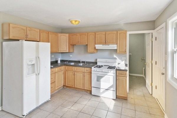 594 Andover St - Photo 3 of 13