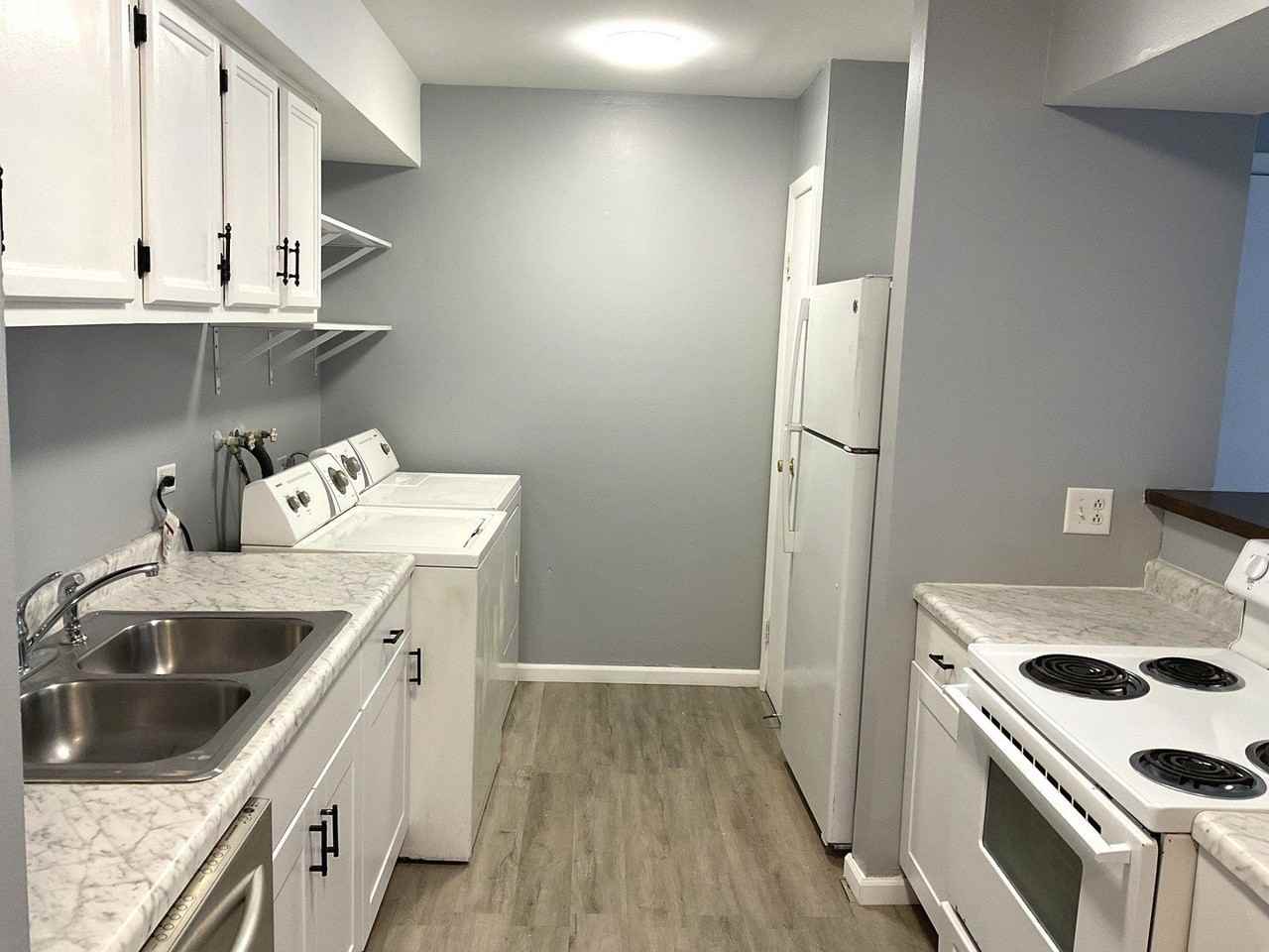 1387 S Glen Cir Apt B #B - Photo 3 of 10