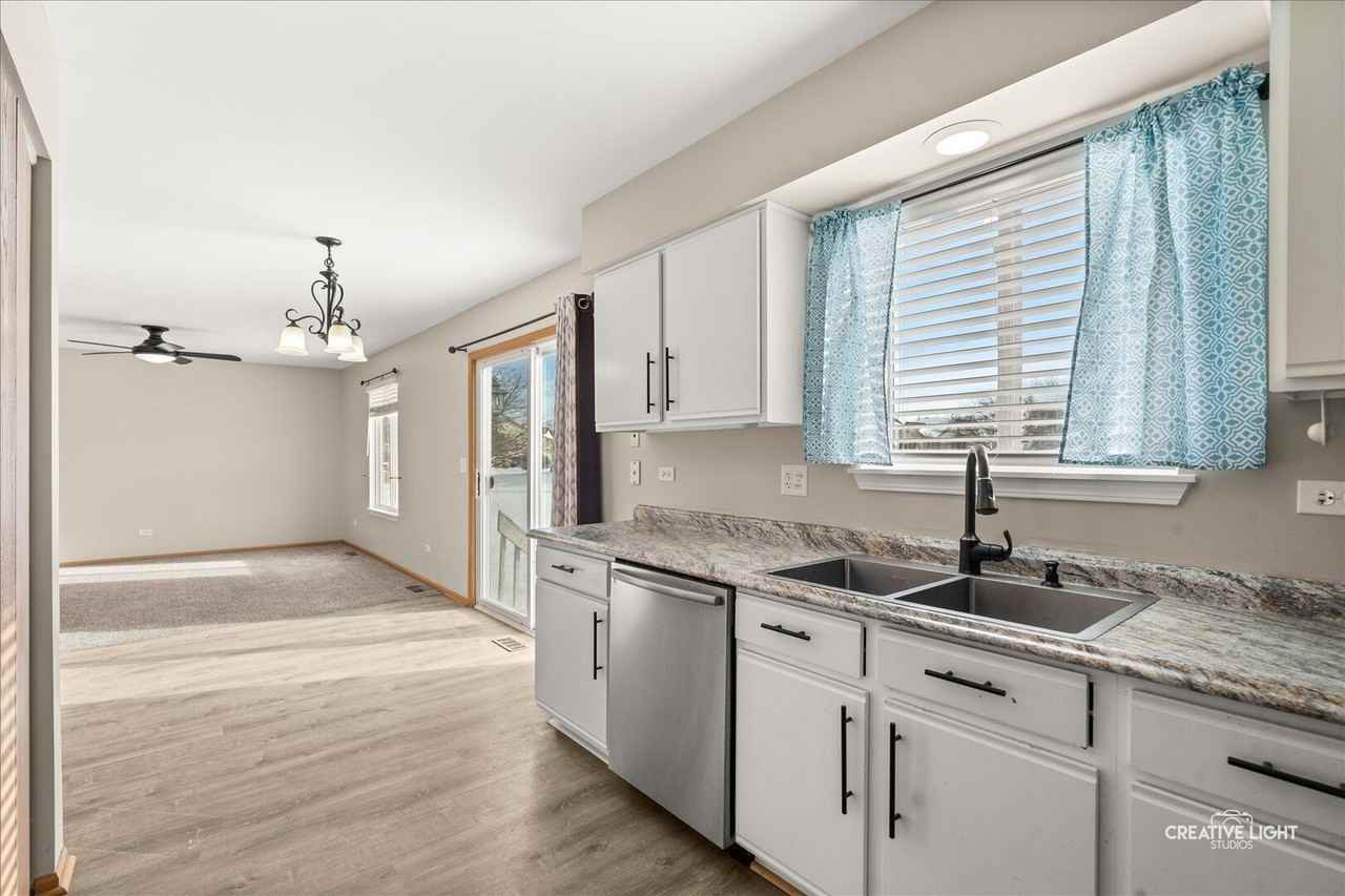 2477 Smithfield Ct - Photo 7 of 25