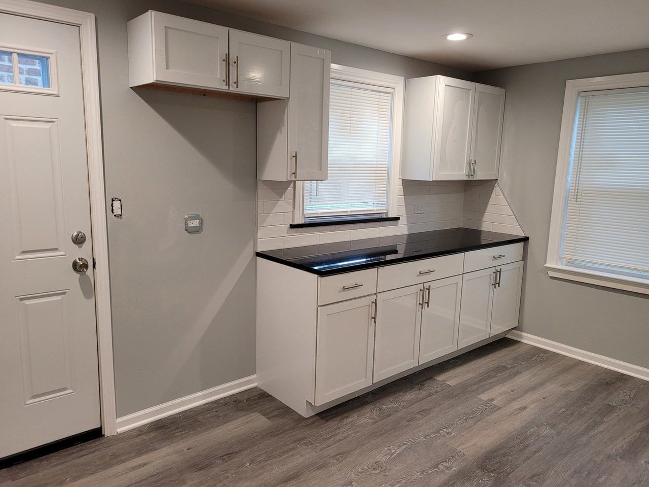 8617 S Bennett Ave - Photo 4 of 18