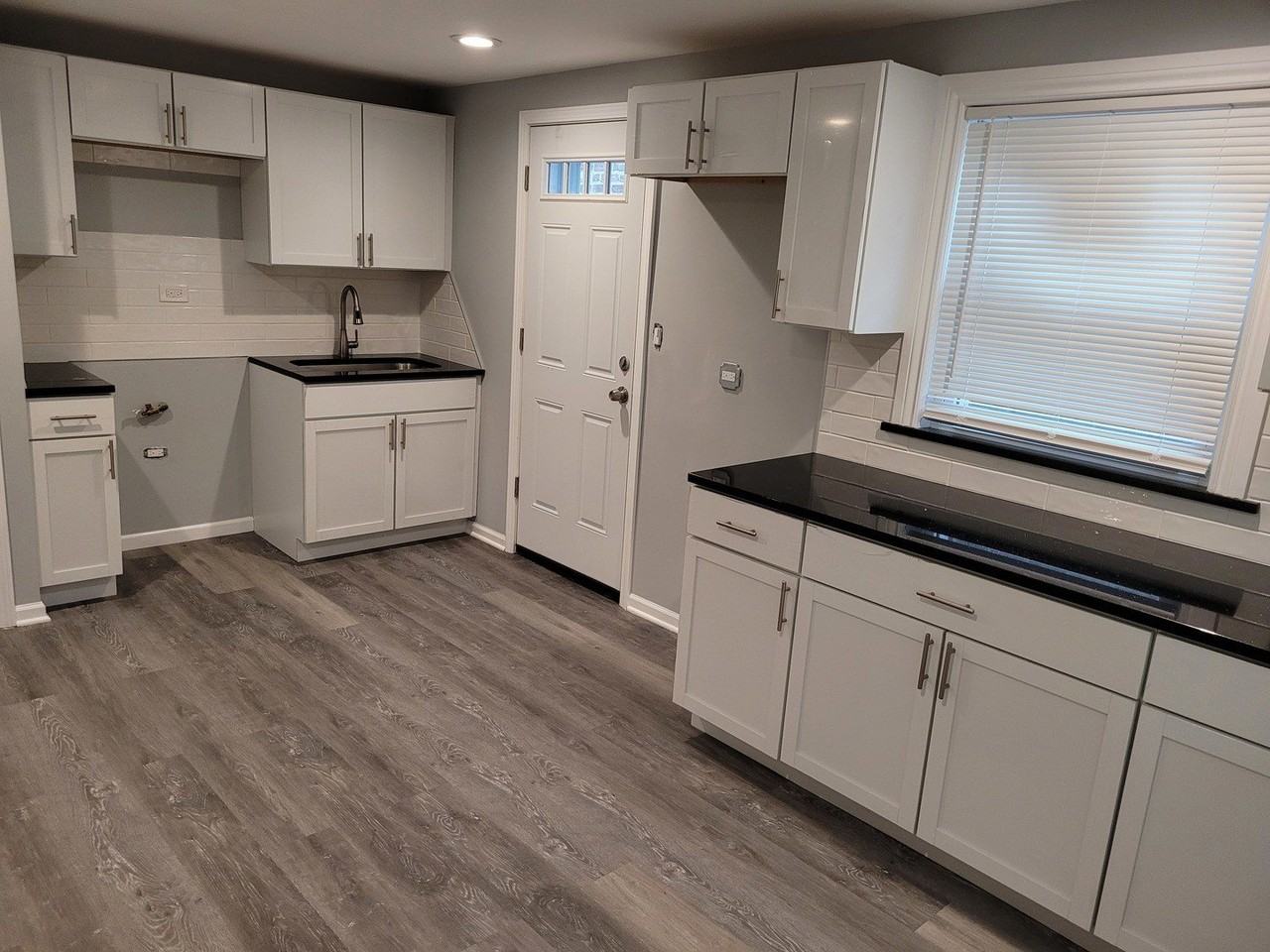 8617 S Bennett Ave - Photo 5 of 18