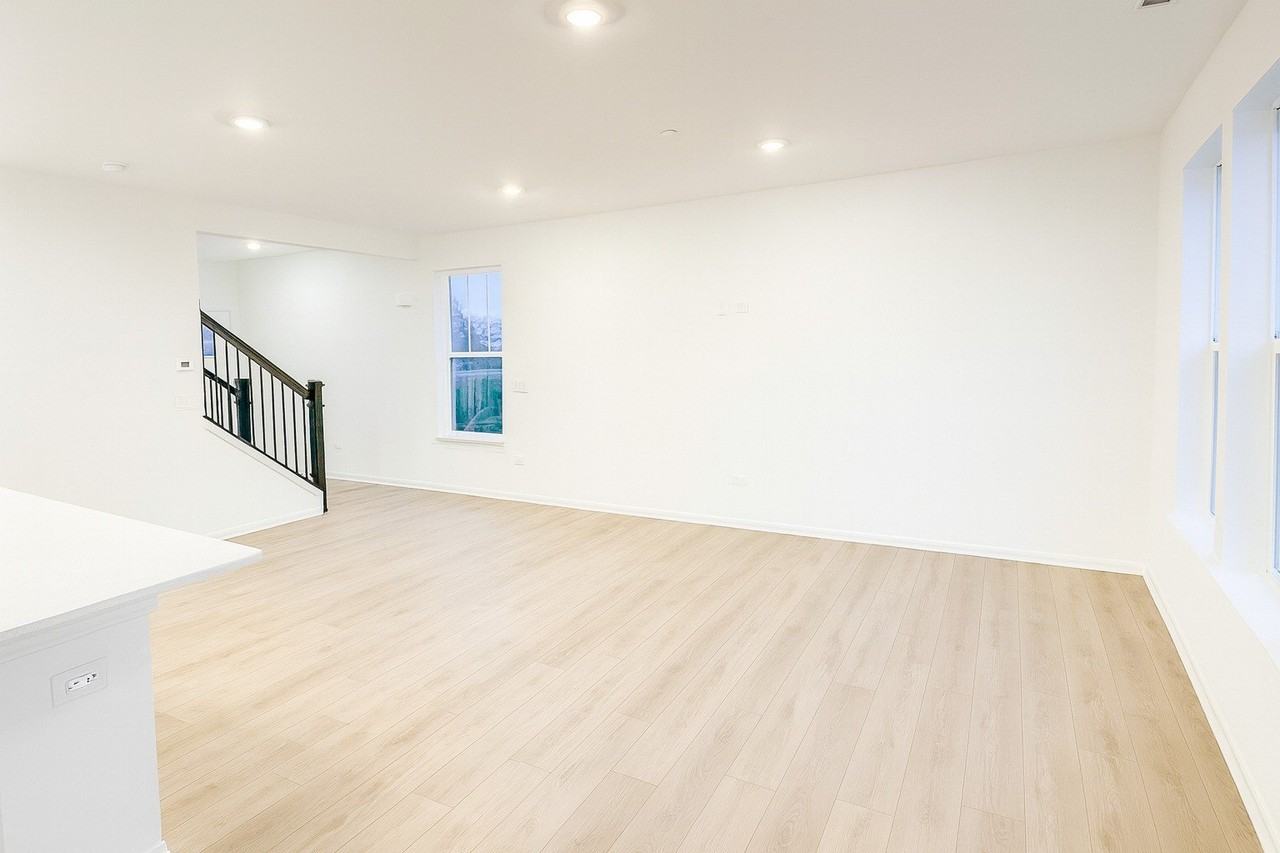 16503 W Golden Valley Ln - Photo 4 of 12