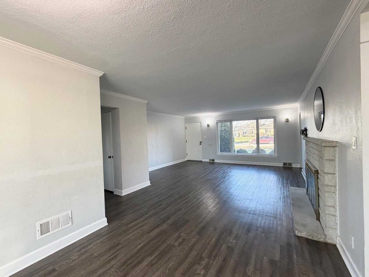 1616 Mayfield Ave - Photo 4 of 30