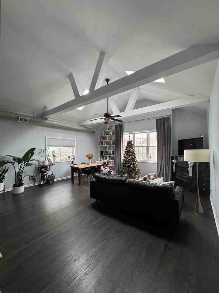 2315 W Harrison St Apt 4 #4 - Photo 2 of 9