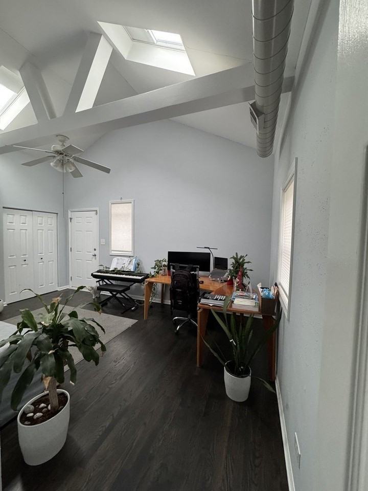 2315 W Harrison St Apt 4 #4 - Photo 6 of 9