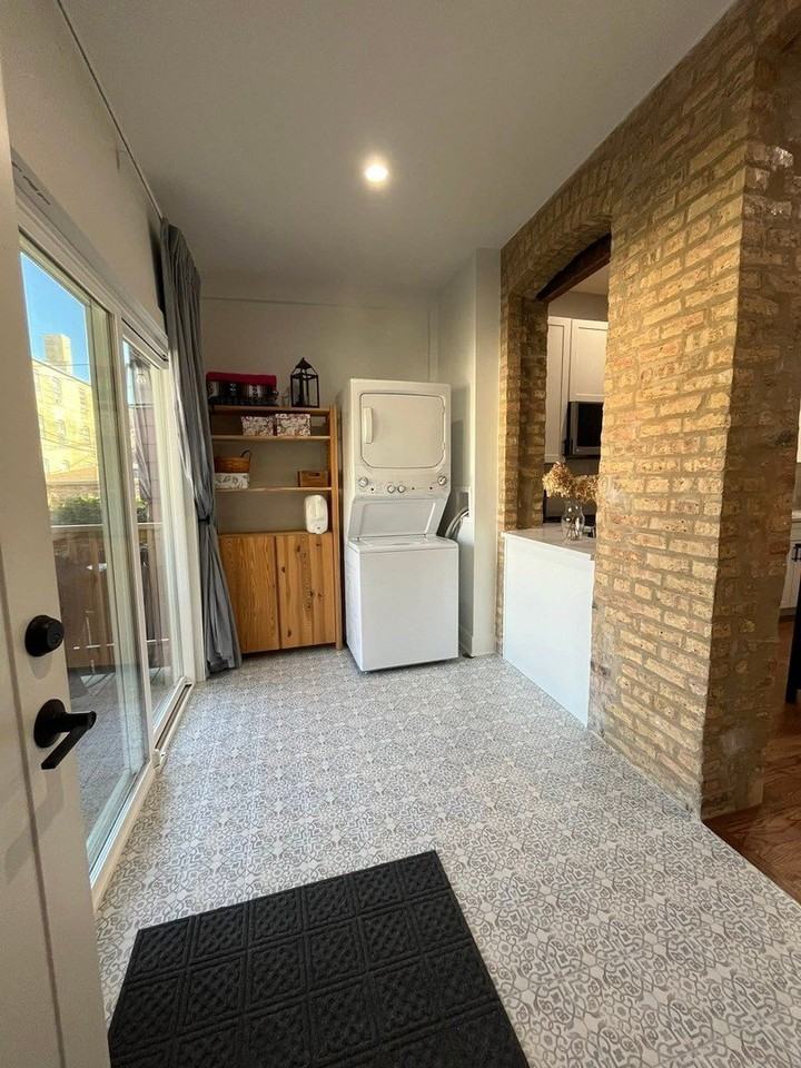 2548 W Argyle St Unit 1 #1 - Photo 7 of 11