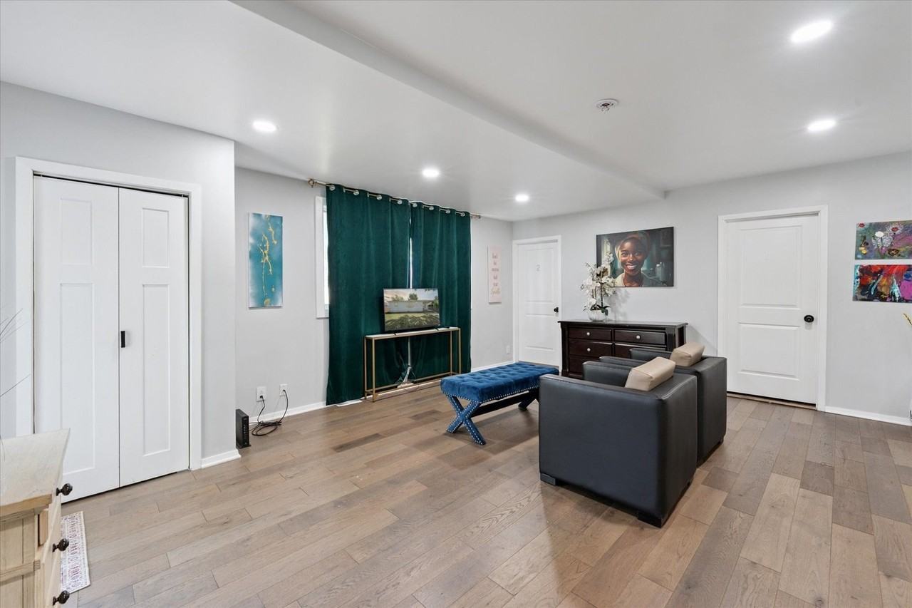 1313 Gordon Ave - Photo 3 of 17