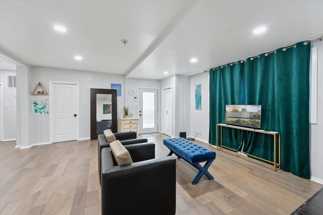 1313 Gordon Ave - Photo 4 of 17