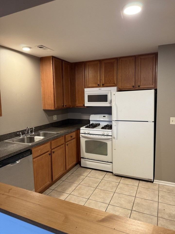 2264 Abbeywood Dr Apt B #B - Photo 4 of 12