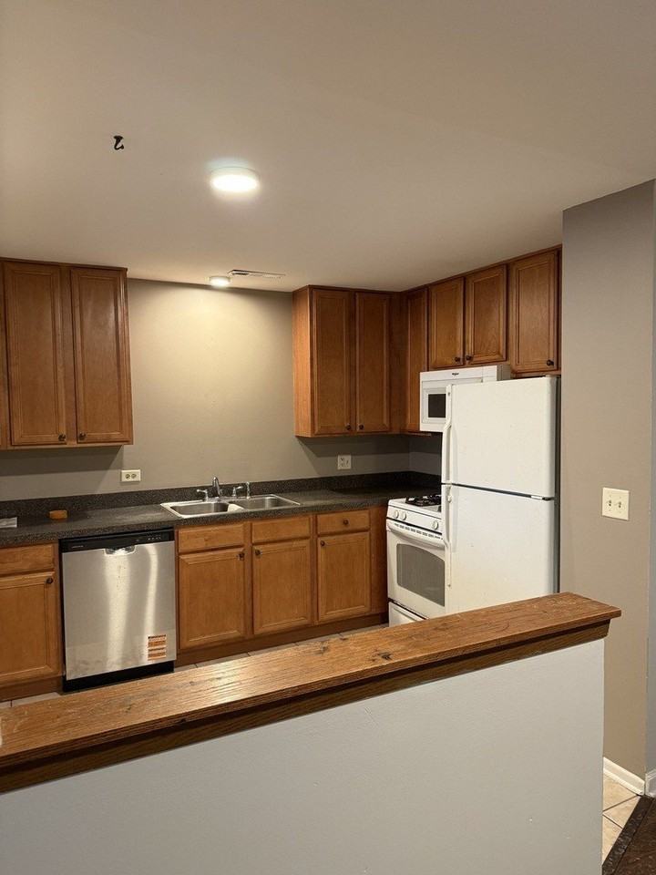 2264 Abbeywood Dr Apt B #B - Photo 5 of 12