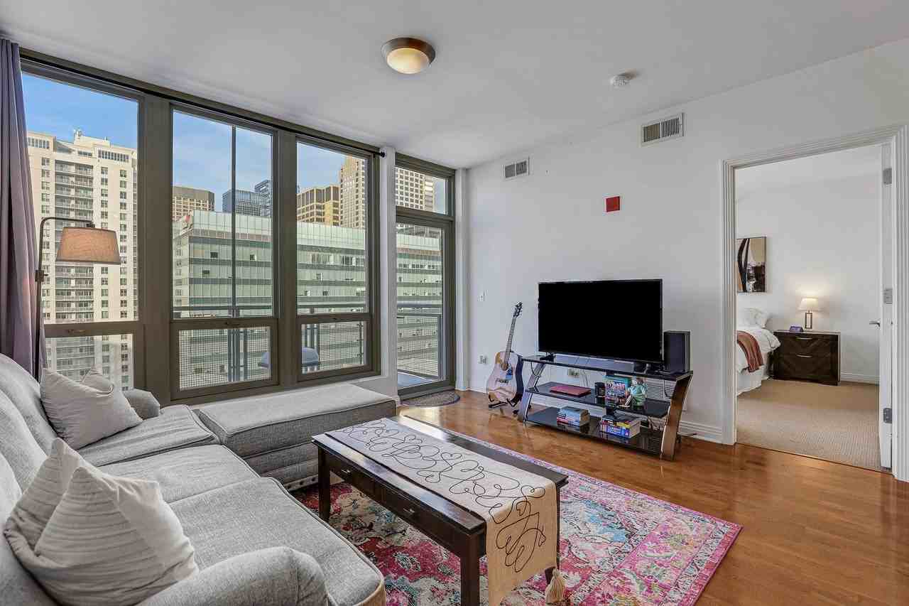 565 W Quincy St Unit 1805 #1805 - Photo 7 of 33