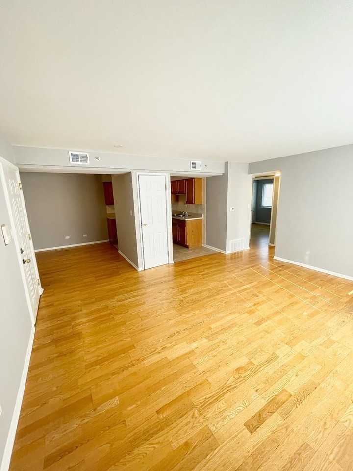 10425 Natoma Ave Apt 10 #10 - Photo 3 of 11